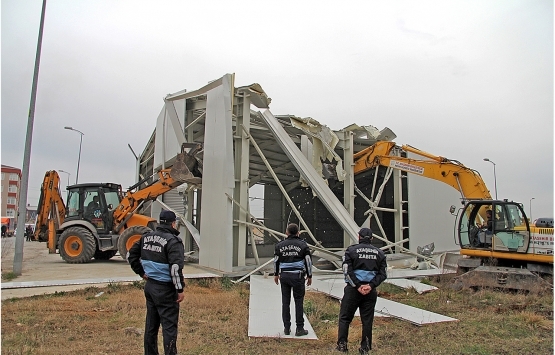 Ataşehir Belediyesi 22 kaçak yapıyı yıktı!