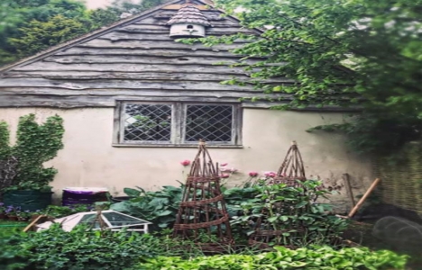 İşte Kelly Brook un merak edilen çiftlik evi!