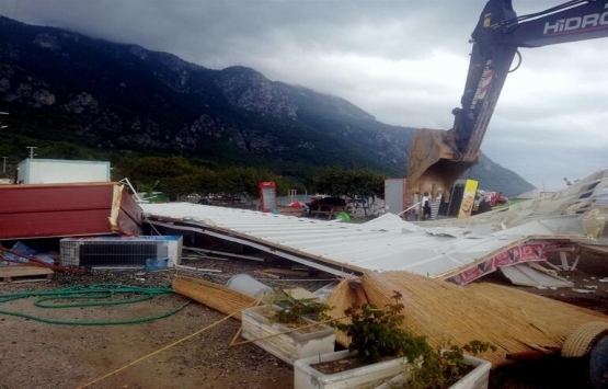 Akbük Koyu ndaki kaçak yapılar yıkılıyor!