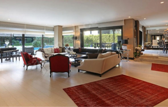 Ajda Pekkan Bahçeköy deki villasını 1 yıldır satamıyor!