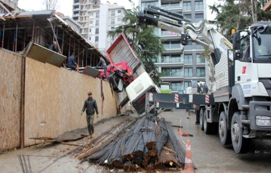 Kadıköy'de inşaata tuğla taşıyan vinç devrildi!