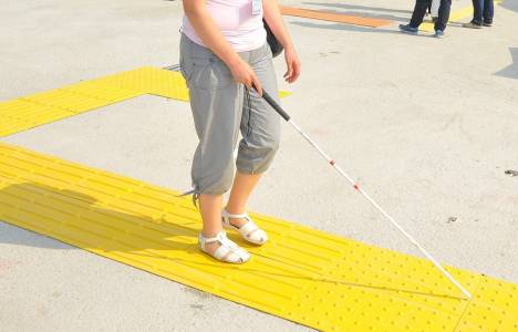 Karşıyaka Belediyesi görme engelli yollarını yeniliyor!