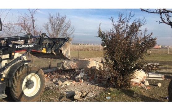 Konya Kulu'daki metruk bağ evi yıkıldı!