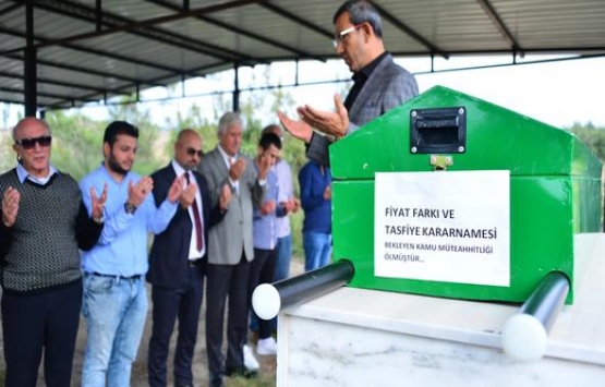 Kararname bekleyen kamu müteahhitleri, temsili cenaze namazı kıldı!