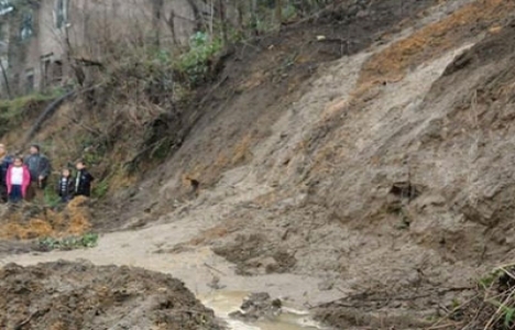 Zonguldak'ta heyelan nedeniyle 4 ev boşaltıldı!