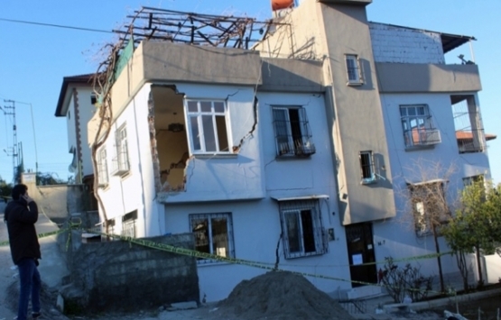 Adana'da evleri yıkılmak üzere olan aile otele yerleştirildi!