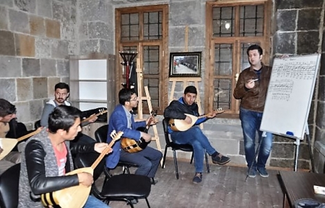 Bitlis'teki 117 yıllık belediye binası sanat merkezi oldu!