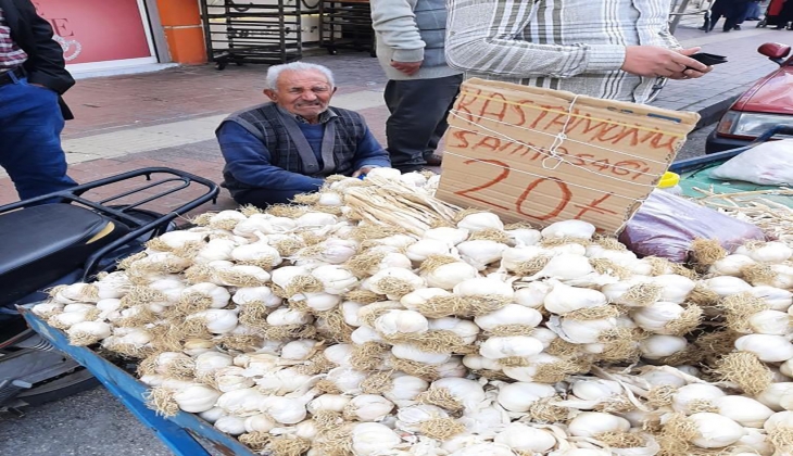 Zabıtanın sarımsak tezgahına el koyduğu yaşlı adamın gözyaşları Twitter da gündem oldu