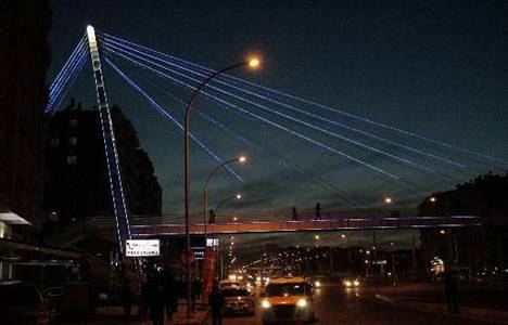 Diyarbakır'da yapımı tamamlanan üst geçitler ışıklandırıldı!