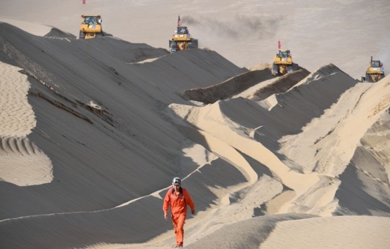 Çin, Taklamakan Çölü’nün ortasına otoyol yapacak!