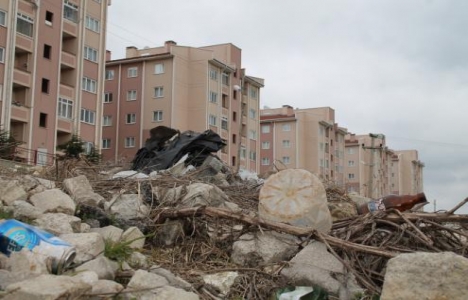 Karaköy TOKİ sakinleri molozlardan şikayetçi!