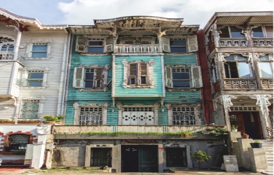 Boğaz’daki 60 yalı alıcısını bekliyor!