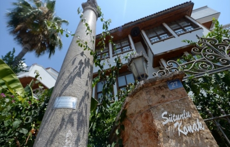 Roma dönemine ait sütunlar konağın önüne koyuldu!