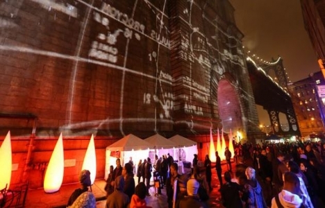 Manhattan Köprüsü 20 sanatçı tarafından ışıklandırıldı!