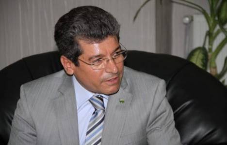 Sıcak havalar inşaatçının yüzünü güldürdü!