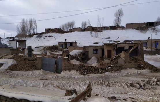 İran daki deprem Van da hissedildi! Kerpiç evler yıkıldı!