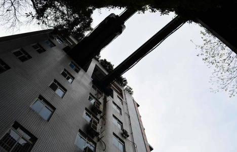 Çin Chongqing de metro apartmanların içinden geçiyor!