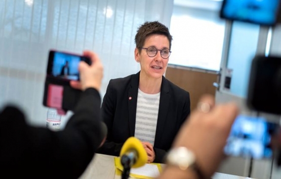 İsveç in eski belediye başkanı kirasını ödemek için çöp topluyor!