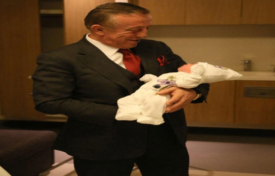 Ali Ağaoğlu dede oldu! İlk toruna lüks daire!