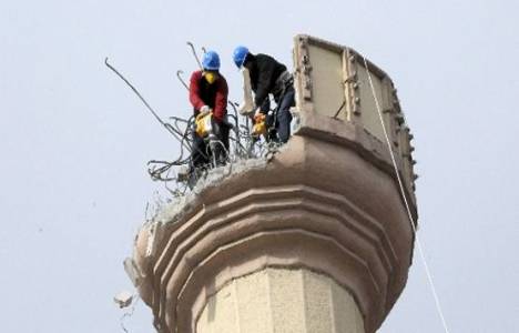 Ağrı'da eski minare halatlarla çekilerek yıkıldı!