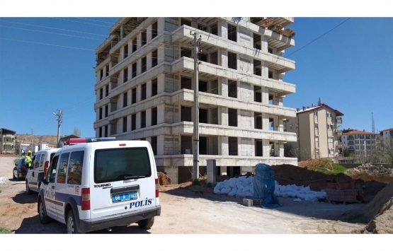 Aksaray'da inşaatın havalandırma boşluğuna düşen işçi öldü!