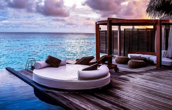 Benesta Amos Living nerede?