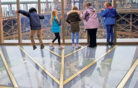 Eyfel Kulesi artık şeffaf!