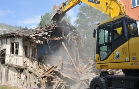 İnegöl'de kentsel dönüşüm kapsamında 2 ahşap bina yıkıldı!