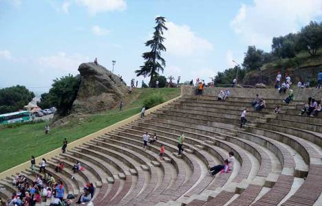 Spil Dağı'nda yağış sebebiyle kopan kaya amfi tiyatroya zarar verdi!