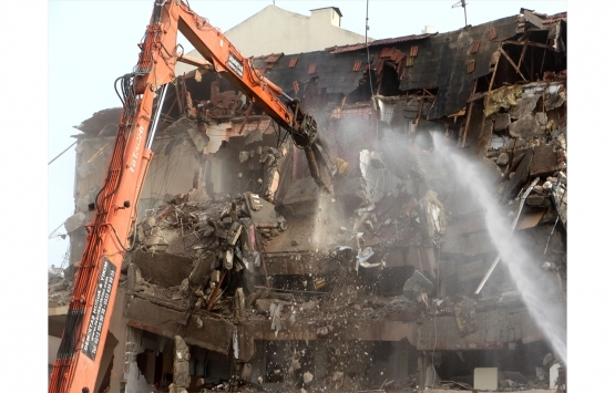 Silivri'deki hasarlı yapılar yıkılıyor!