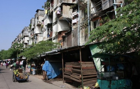 Kamboçya da eski binada kendi devletlerini kurdular!