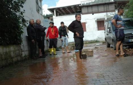 Bodrum'da içme suyu hattındaki patlak nedeniyle 30 ev ve 8 işyerini su bastı!