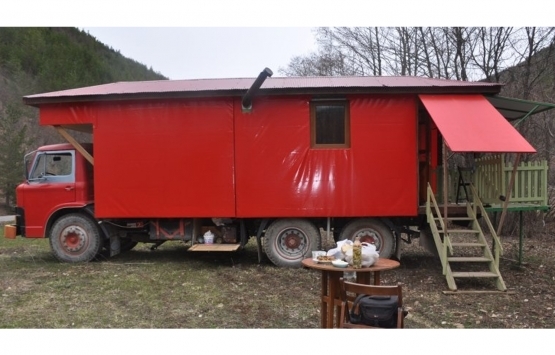 Koronavirüsten korunmak için kamyonu eve dönüştürdü!