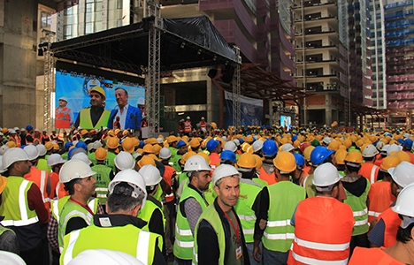 Ağaoğlu, Guinness En Çok Kişiyle Baret Giyme Rekoru’nu kırdı!