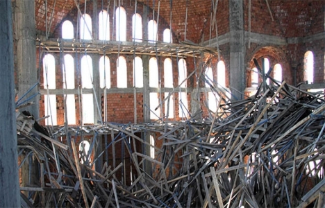 Midyat'ta cami iskelesi çöktü!