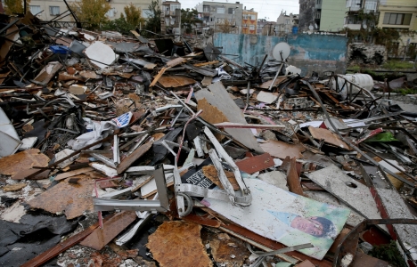 Fatih Kennedy Caddesi'ndeki kaçak bina yıkıldı!
