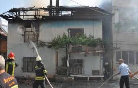 Denizli'de ahşap ev yandı!