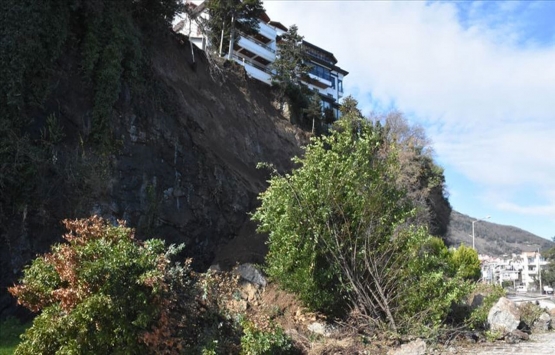 Ordu Ünye de heyelandan zarar gören evlerin yıkımına başlandı!