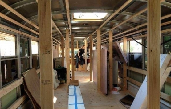 Ev kirası ödemek istemeyen çift otobüsü eve çevirdi!