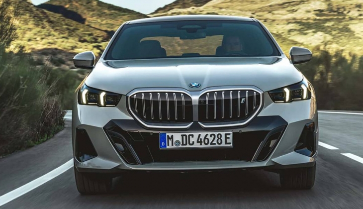 Yeni yüzü meydana çıktı! Makyajlı BMW 5 serisi herkesi hayran bıraktı