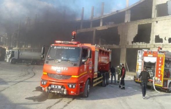 Edremit'te yıkımı süren iş merkezinde yangın!