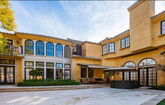 Charlie Sheen Beverly Hills teki evini 8 milyon dolara satıyor!