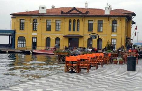 İzmir Pasaport İskelesi'nin yan kısmı boyanmadı!