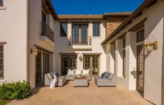 Katie Holmes Calabasas taki malikanesini 4.6 milyon dolara satıyor!