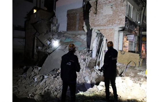 Uşak ta iki katlı bina çöktü!