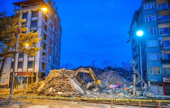 Hasarlı binadaki balkon demirlerini sökerken aşağı düşen hurdacı hayatını kaybetti! 