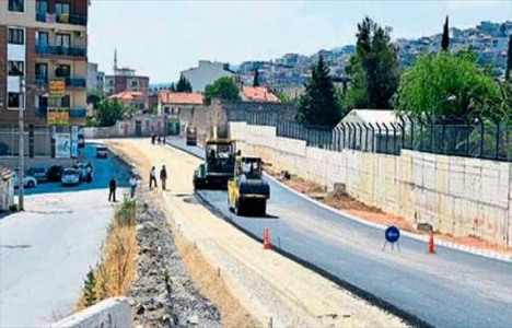 Bornova'da yol bakım çalışmaları devam ediyor!