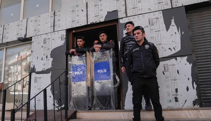 Şişli nin göbeğinde tahliye yangını: Evden çıkarılmak istenen 3 kişi apartmanı ateşe verdi!