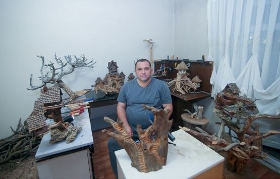 Beton mikseri operatörü, evinde ahşap ev yapıyor!