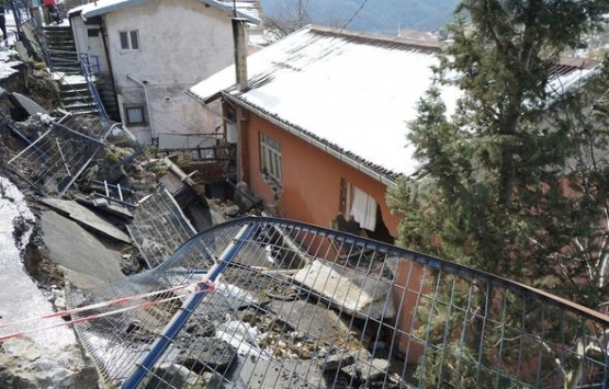 Sarıyer de yol çöktü, 2 bina tahliye edildi!